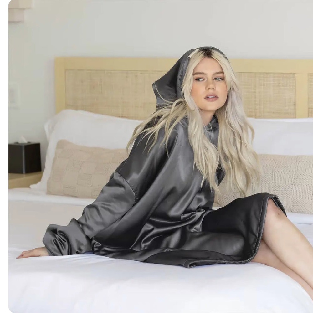 Kitsch Glazey - Satin Wearable Blanket Hoodie with 2 Pockets Glazey - Charcoal